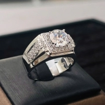 Nhẫn nam vàng trắng mặt vuông đính đá chủ